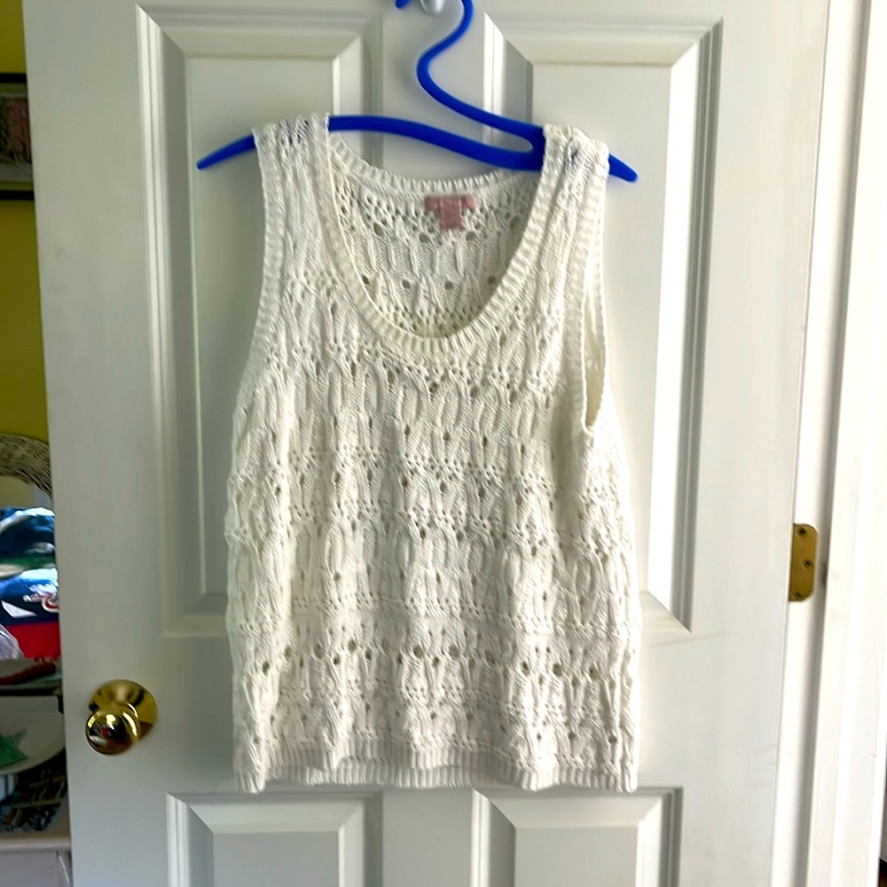 NWOT! Women’s Saint Tropez West Crocheted Sleeveless knit top. White Size Large